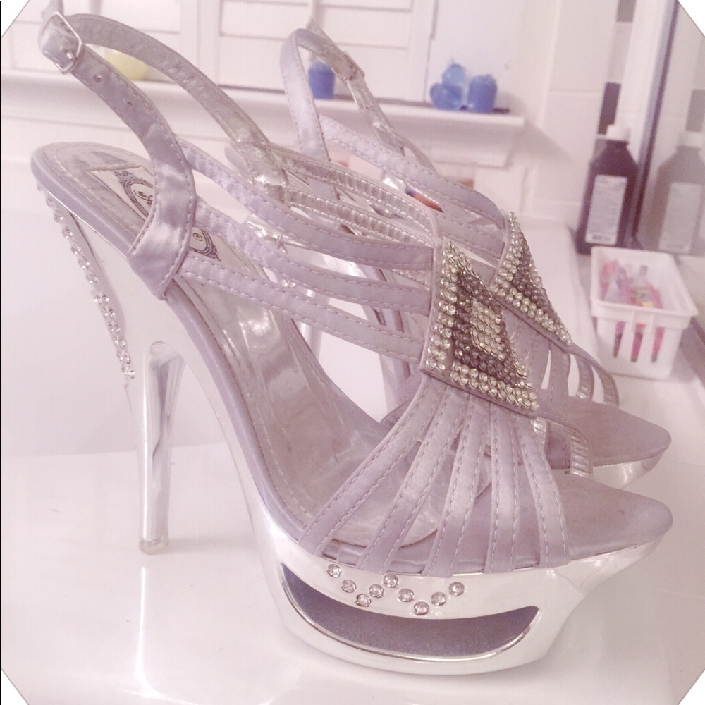 NWOT Embelished Silver Italina platform heel.